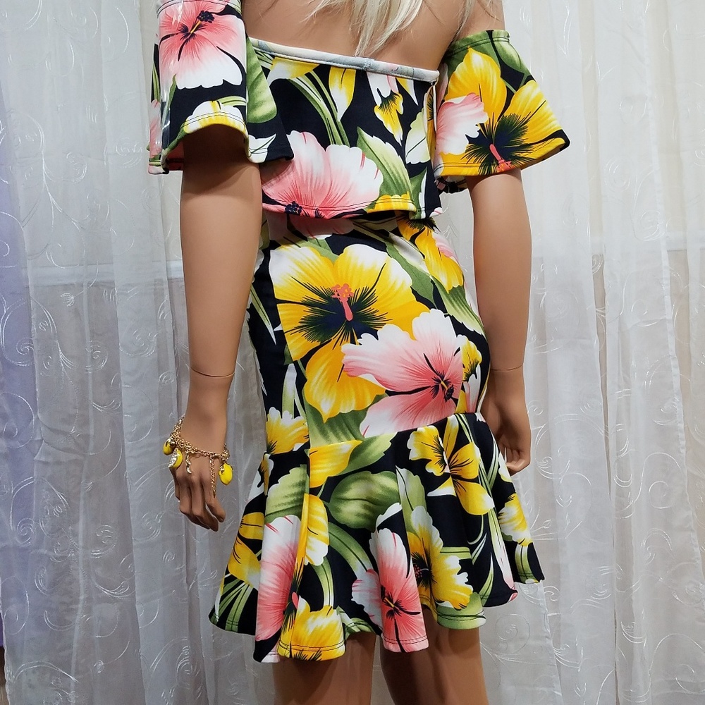 Hawaiin Floral Dress - Picture 2 of 8